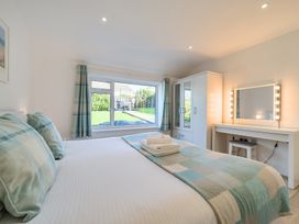 A bedroom with a bed and dressing table at Chi An Mor in Porth