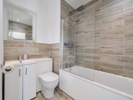A bathroom with a toilet, sink, and bath tub at Chi An Mor in Porth