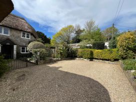 A garden with gravel and shrubbery at Ivy Cottage in West Lulworth