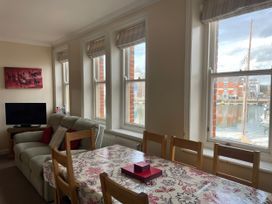 A living room with a sofa and dining table at Mutiny House Brewers Quay Harbour