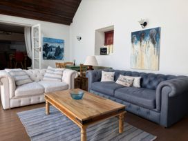 A living room with sofas and a coffee table at The Oast House in Brewers Quay Harbour