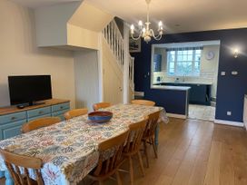 A dining area with a table and chairs at Safe Harbour Brewers Quay harbour