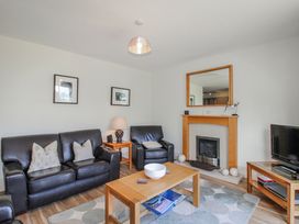 A living room with sofas and a coffee table at 3 Combehaven in Salcombe