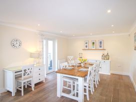 A dining room with a table and chairs at 4 Bolt Head in Salcombe