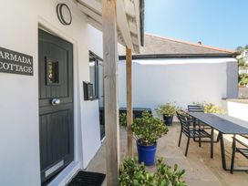 An entrance area with seating and plants at Armada Cottage in Dartmouth