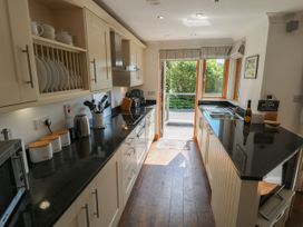 A kitchen with appliances and cabinets at 6 Court Cottage, Hillfield Village Dartmouth