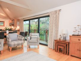 A living room with chairs and a dining table at Courtyard Cottage in Dartmouth