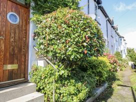 An entrance with a wooden door and greenery at Dart Views Dartmouth