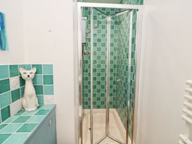 A shower cubicle in a bathroom at Dart Views Dartmouth