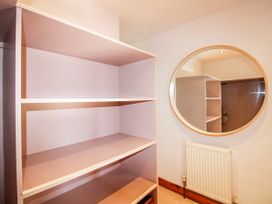 A room with shelves and a mirror at The Station in Bolberry