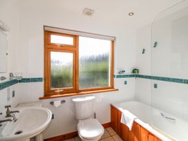 A bathroom with a sink, toilet, and bathtub at The Station in Bolberry