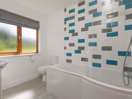 A bathroom with a bathtub, toilet, and sink at Mellydonen Beder Del (Melly), Tor Down Quarry, St Breward