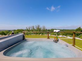 A hot tub with towels and champagne at Mellydonen Beder Del (Melly), Tor Down Quarry, St Breward