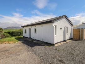 A house with windows and a door in Morfa Nefyn
