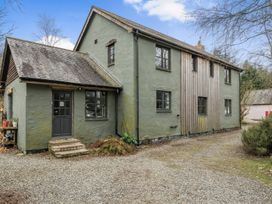 A house with a gravel driveway and front door at Spring Park Farmhouse in Launceston