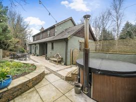 A garden with a hot tub and table at Spring Park Farmhouse in Launceston