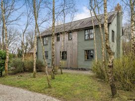 A house surrounded by trees at Spring Park Farmhouse in Launceston