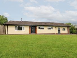 A bungalow with lawn and fence at New Peny in Llandrindod Wells