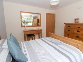 A bedroom with a bed and dressing table at New Peny in Llandrindod Wells