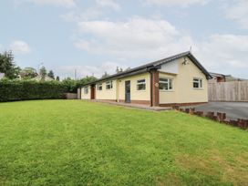 A house with grass and a driveway at New Peny in Llandrindod Wells