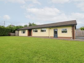 A house with a yard at New Peny Llandrindod Wells