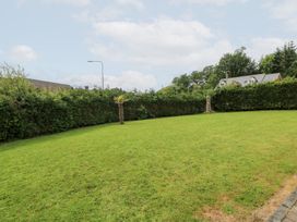A garden with grass and trees at New Peny in Llandrindod Wells
