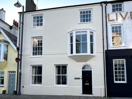 A building facade with windows and door at Sant Seiriol Beaumaris