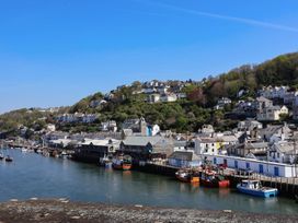 A view of houses and boats along a river at Hook Cottage in Pelynt near Looe