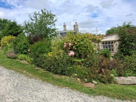 An outdoor area with flowers and shrubs at Owl Barn Tavistock