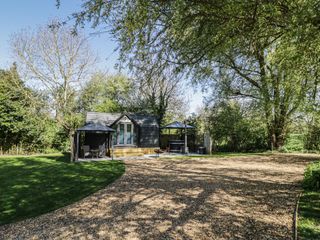 Willow Lodge At Bridge Lake Farm & Fishery