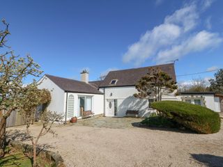 Llwyn Celyn photo 1