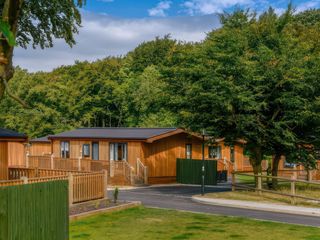 Dovestone Luxury Lodges (sleeps 4) - pets welcome