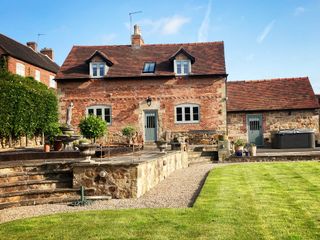 New Elms Farmhouse photo 1