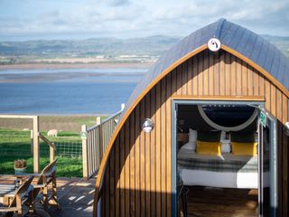 Hillside hot tub cabin with River Tay views