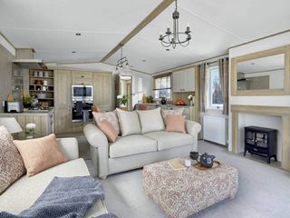 2 Bed Lodge Sleeps 4 - Pet Welcome - Fireplace