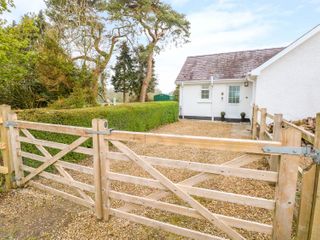 4 Hanbury Lodge photo 1