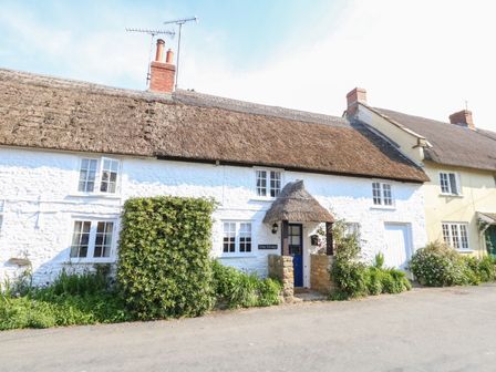 An almost absurdly picturesque thatched cottage in rural Dorset