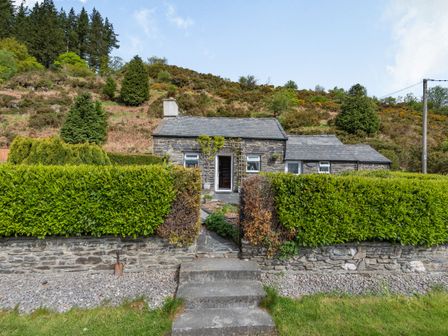 Dog friendly cottages cheap near snowdonia