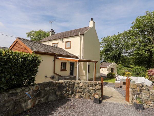 Tyddyn Parthle | Caernarfon | Cae-mawr | Self Catering Holiday Cottage