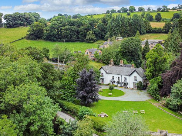 Brookside Manor House | Bronygarth | Pentre-newydd | Self Catering ...