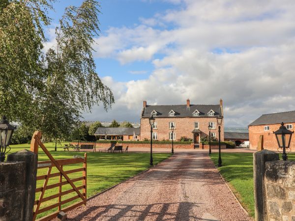 Rhandregynwen Hall | Four Crosses | Domgay | Self Catering Holiday Cottage