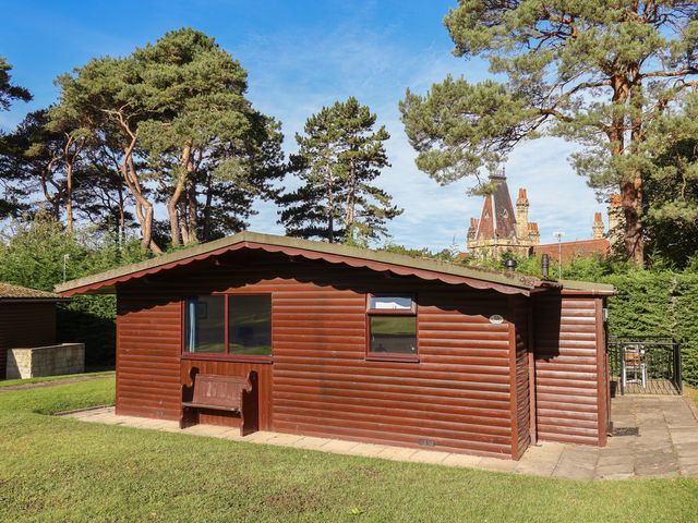 A cabin with a bench in front at Foxglove Lodge Saltburn-By-The-Sea