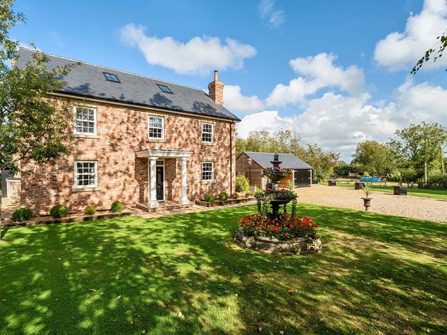 A house with a garden and fountain at Moor End Manor in Stalmine