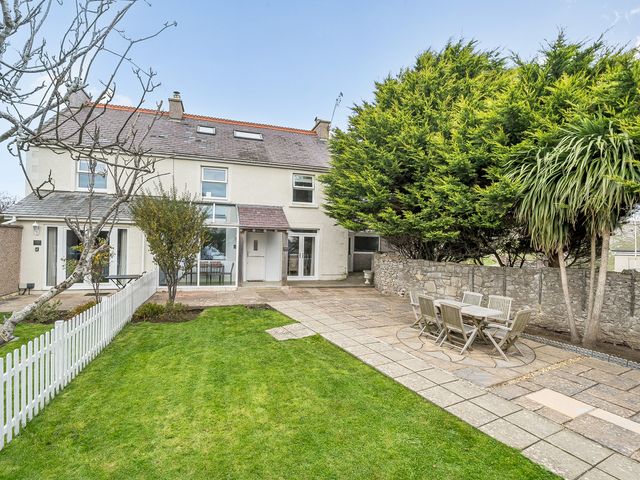 A garden with a table and chairs at Ty Mawr, Great Orme in Llandudno