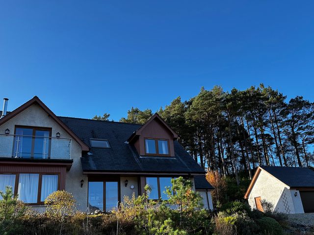 A house with windows and a balcony at Thistle Do Lochailort