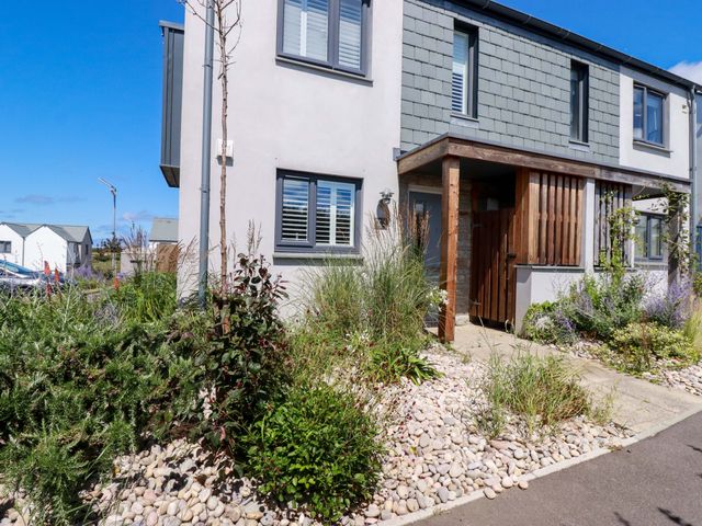 A garden area in front of a house at The Sand Dunes in Crantock