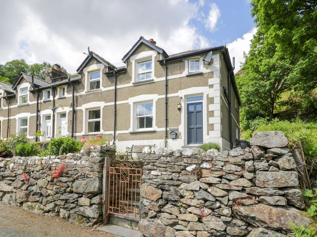 A house with a stone wall and gate at Sygun View in Beddgelert