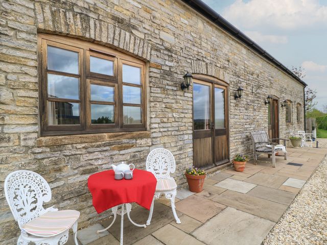 An outdoor area with a table and chairs at Badger Cottage in Babcary near Lydford-On-Fosse