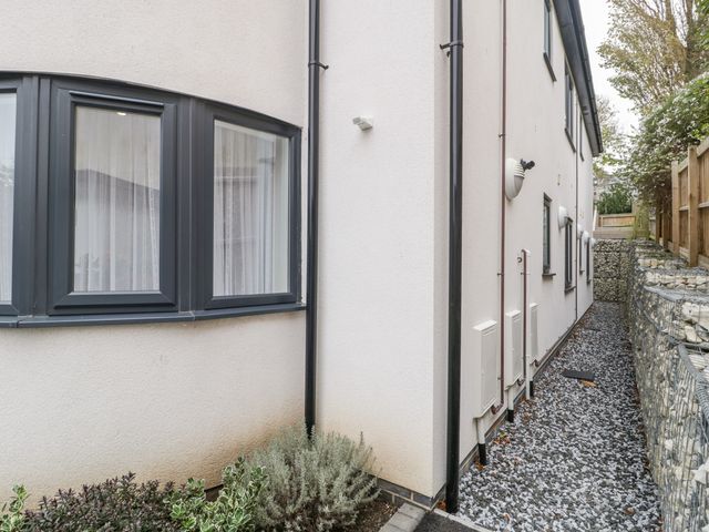 Flat 2, 38 Preston Road - 1037083 - photo 3