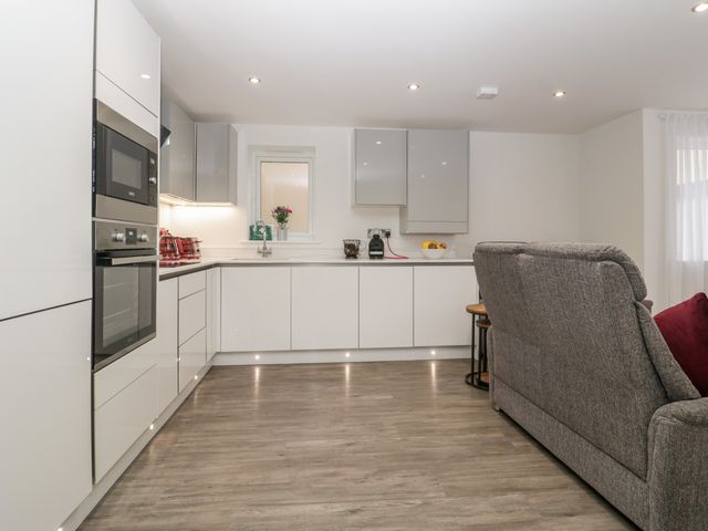 Flat 2, 38 Preston Road - 1037083 - photo 4